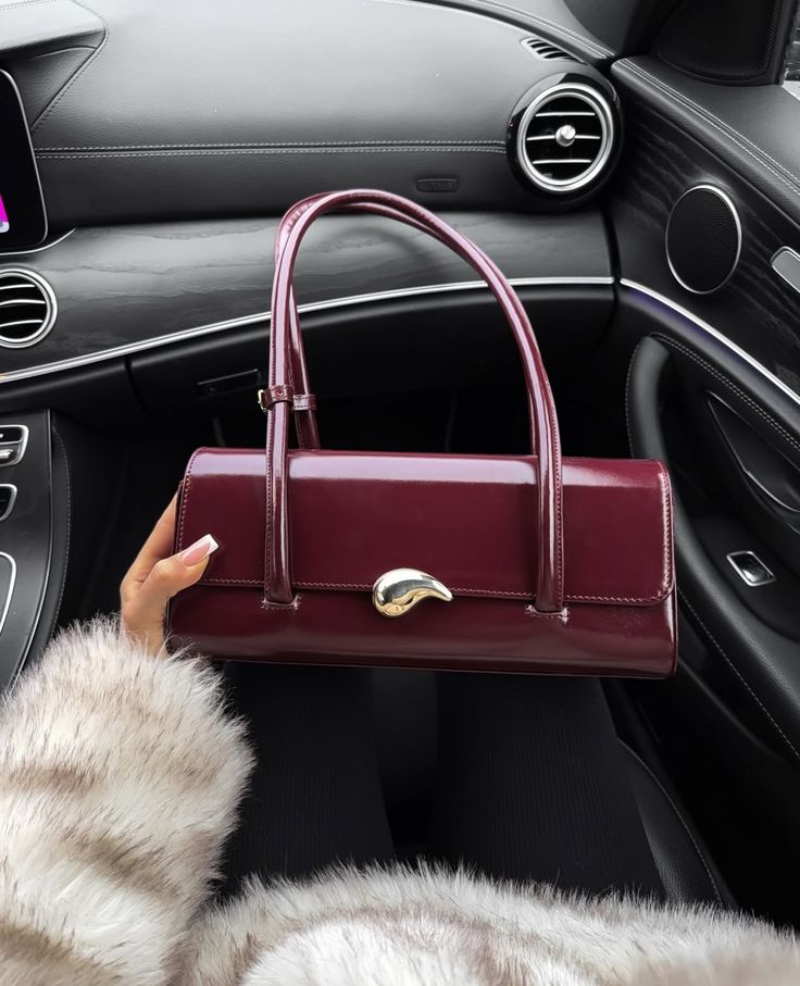 Classic and feminist handbags -  bolsas de mão clássicas e feministas